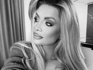 cam girl masturbating with vibrator BriannaReynold