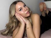 camgirl fingering shaved pussy DaisyEverly