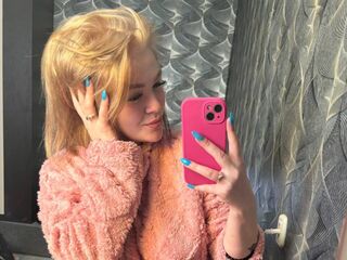 girl fingering shaved pussy ElizabethCamaro