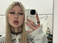 camgirl fingering shaved pussy EmyYummi