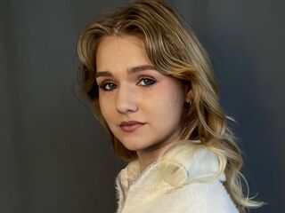 nude camgirl photo HelenPetrini