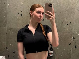live webcam performer LessieNunz