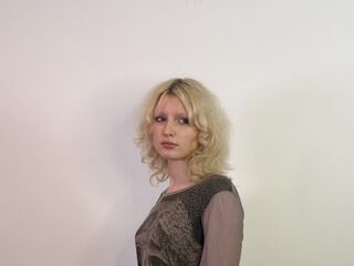 camgirl showing tits MandyZillman
