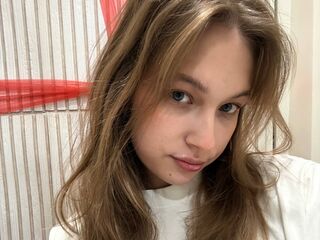 naughty cam girl fingering shaved pussy SimoneBotellio