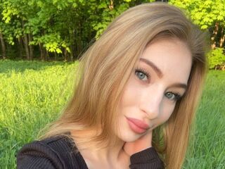 hot cam girl fingering shaved pussy ValenciaZarrabi