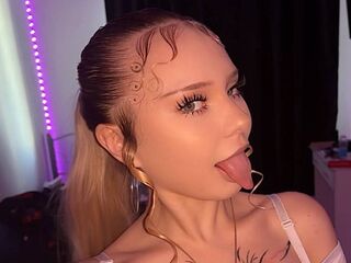 girl showing tits YolandoHeitz